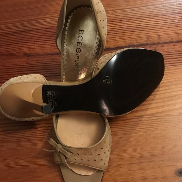 BCBG Girls Beige Suede Open Toe Kitten Pumps NEW - Picture 3 of 6
